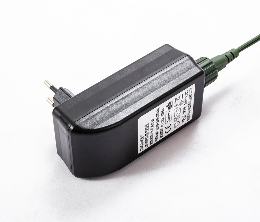 Ein schwarzes Netzteil mit Kabel auf einem weißen Hintergrund.