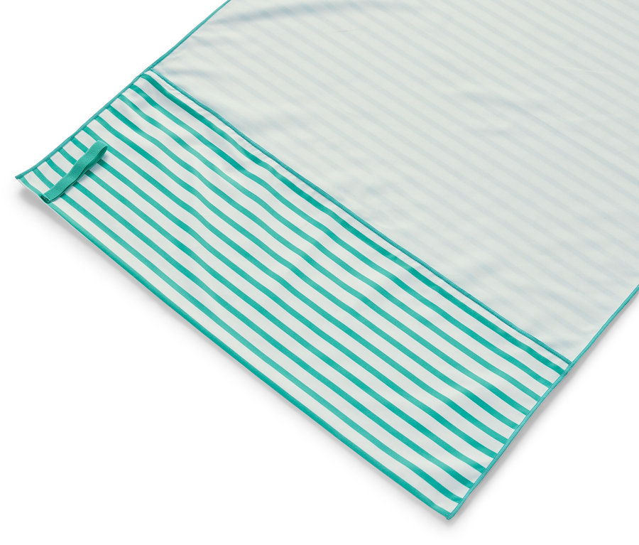 Gestreiftes Outdoor-Badetuch in Türkis und Weiß.