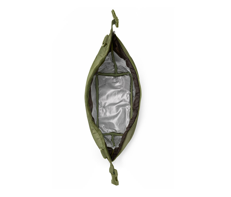 Eine grüne Kühltasche mit silbernem Innenfutter.