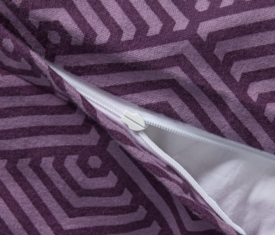 Detail einer lila Biber-Bettwäsche in Normalgröße mit Reißverschluss.