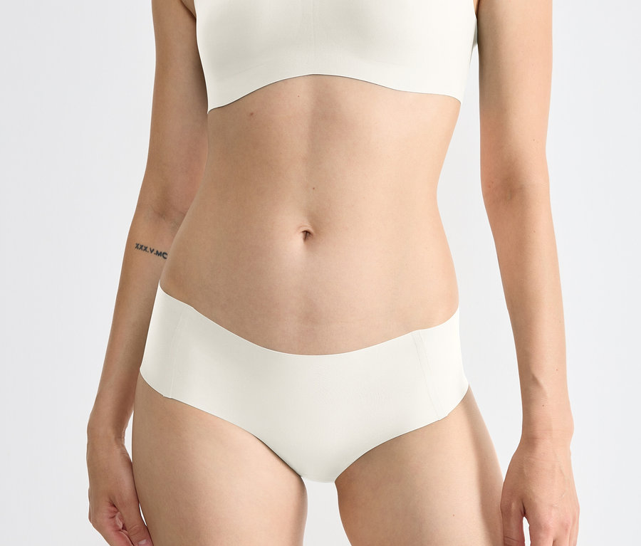 Torso einer Frau, die sloggi ZERO Feel 2.0 Hipster in Silk White trägt.