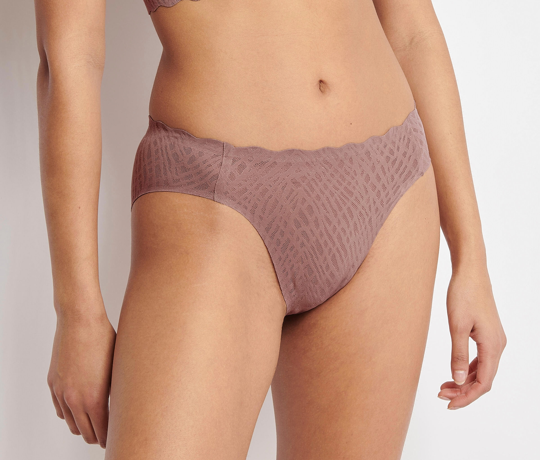 Frau trägt sloggi ZERO Feel Bliss High leg, cacao.