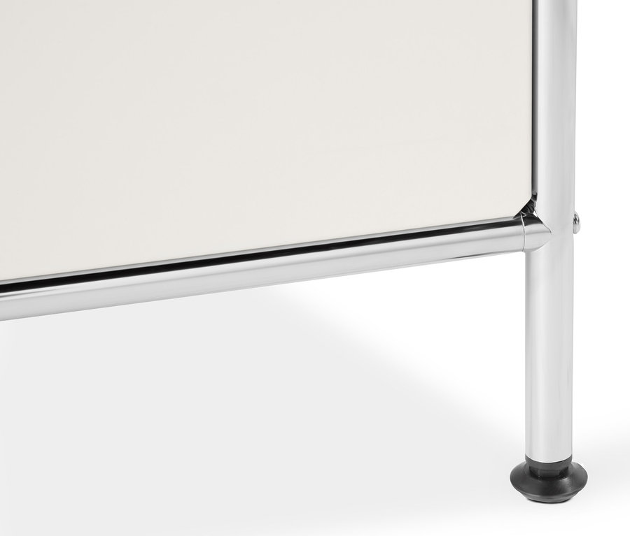 Detailansicht eines weißen Sideboards Metall »CN3« groß mit 6 Klappenfächern.