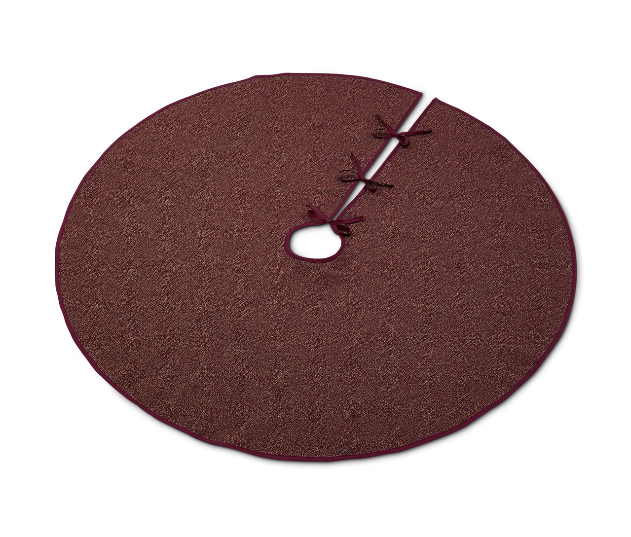 Eine braune Tannenbaumdecke mit bordeauxfarbenem Rand und drei Paar Bindebändern.