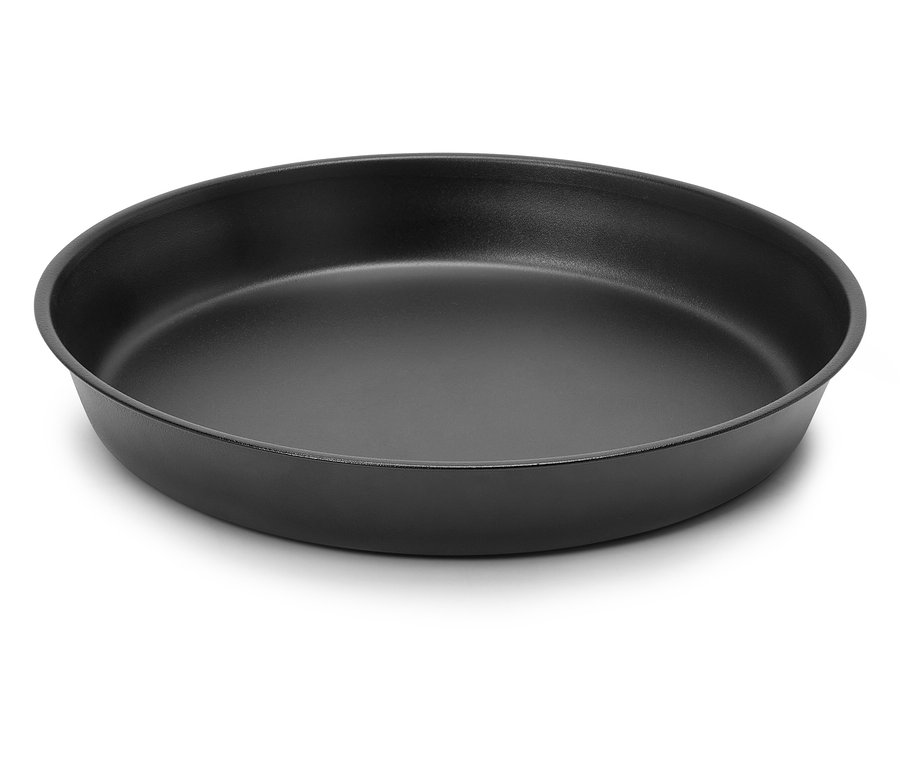 Schwarze runde Backform auf weißem Hintergrund.