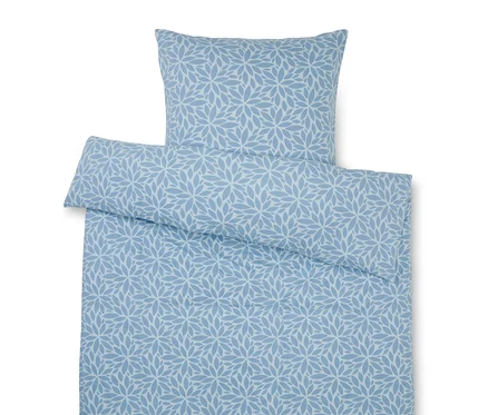 Bettwäsche mit blauem Blumenmuster.