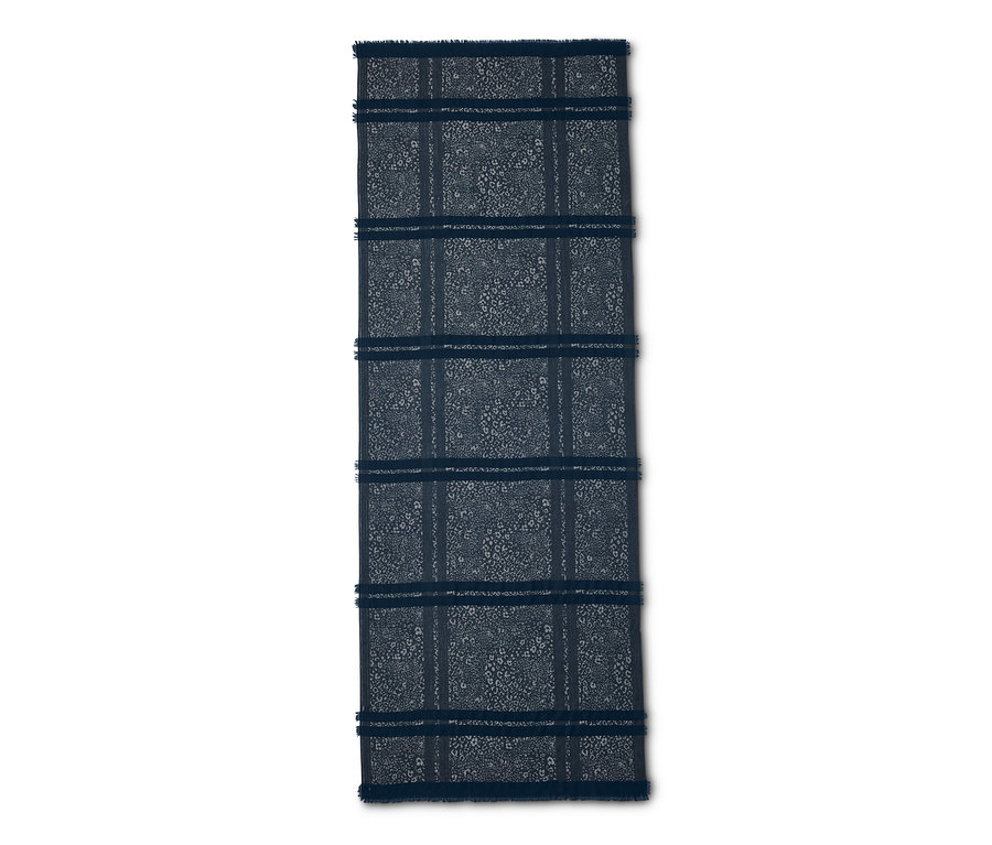 Detailansicht eines dunkelblauen Webschals mit Leopardenmuster.