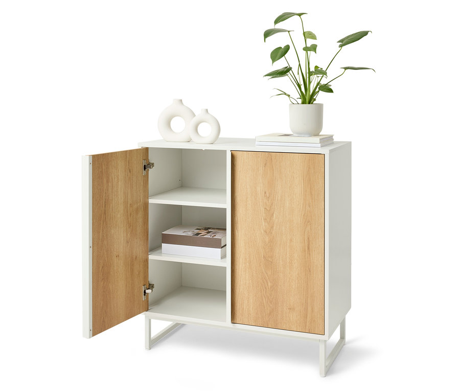 Weißer Schrank mit Holztüren, eine Tür ist offen.