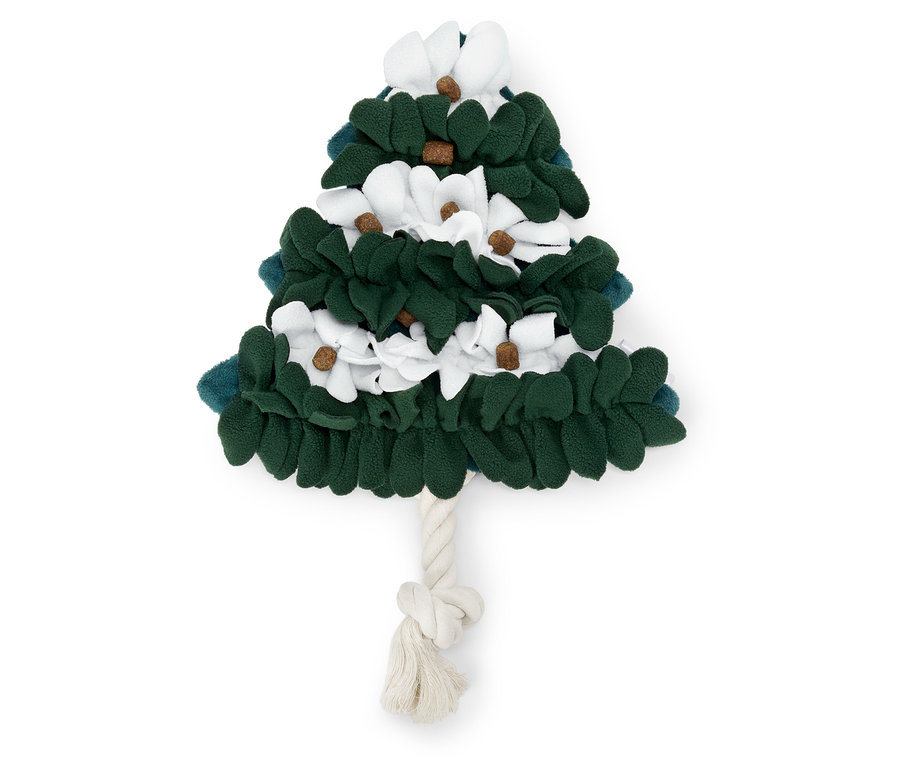 Grüner Weihnachtsbaum mit weißen Blüten und einem Seilstamm liegt auf einem weißen Hintergrund.