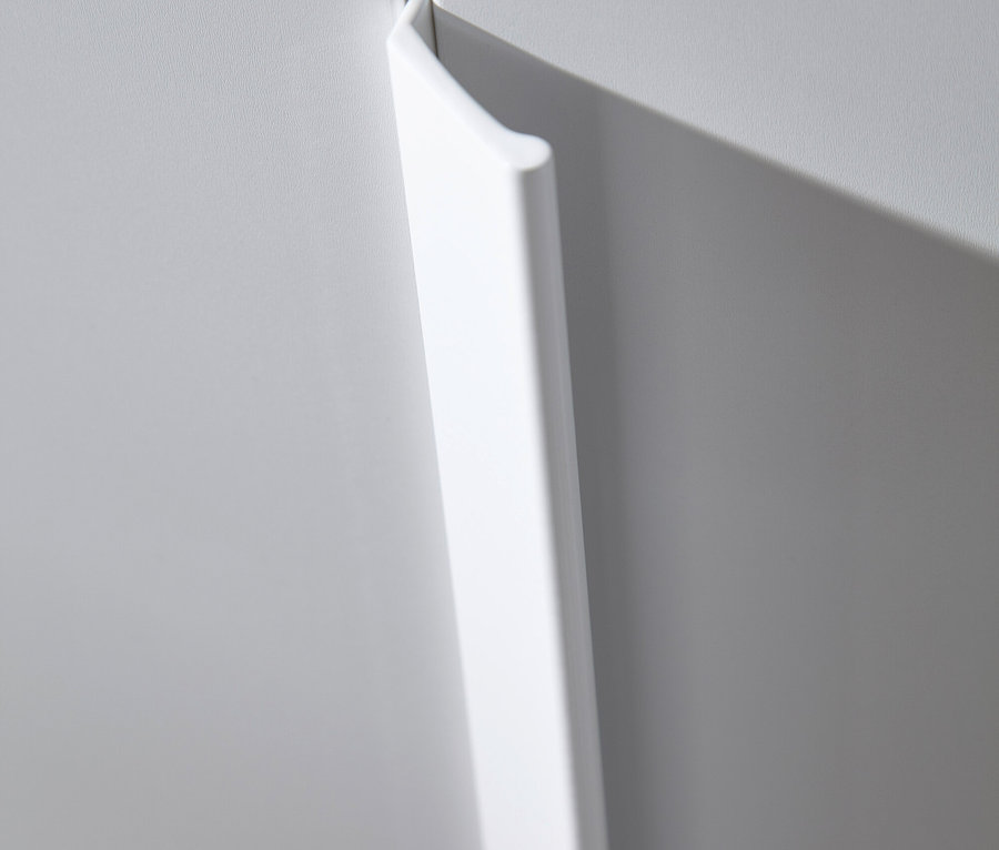 Detail einer weißen Schranktür mit Griff.