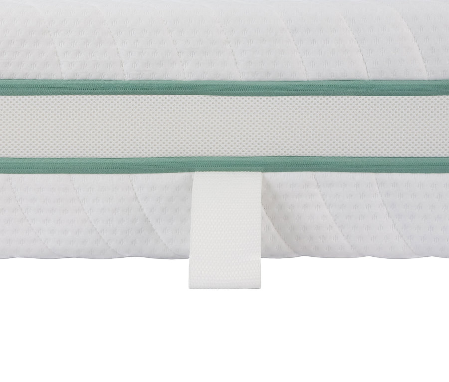 Nahaufnahme einer Irisette Matratze Greenline mit grünen Akzenten und einem weißen Haltegriff.