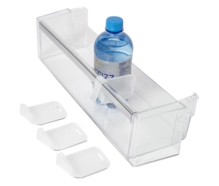 In einer transparenten Schublade befinden sich eine Wasserflasche und drei weiße Ablageschalen.