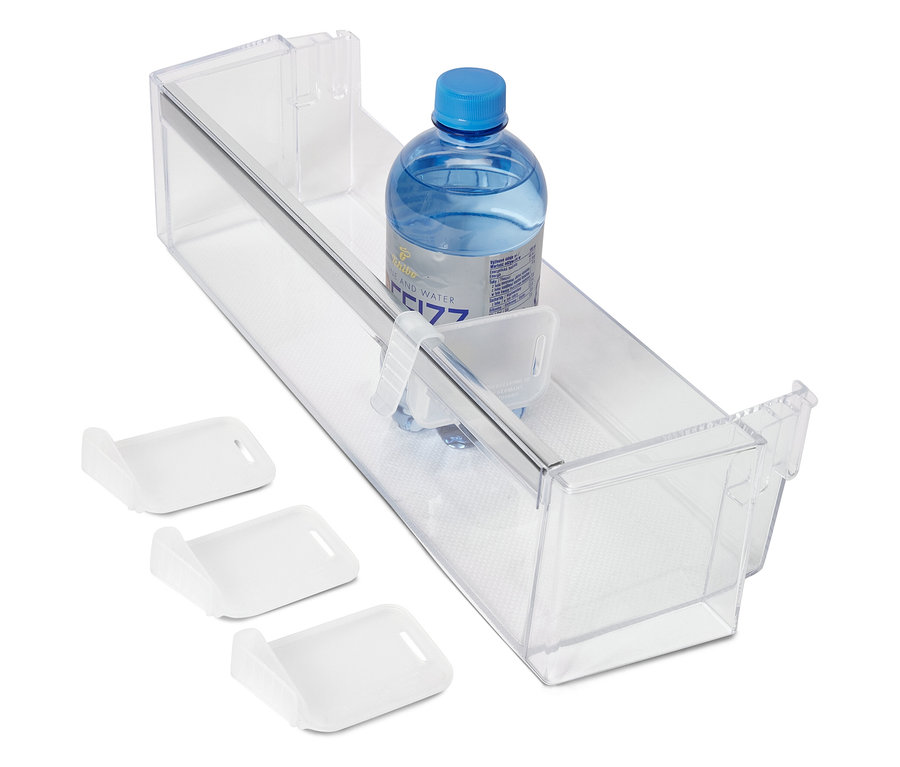 In einer transparenten Schublade befinden sich eine Wasserflasche und drei weiße Ablageschalen.