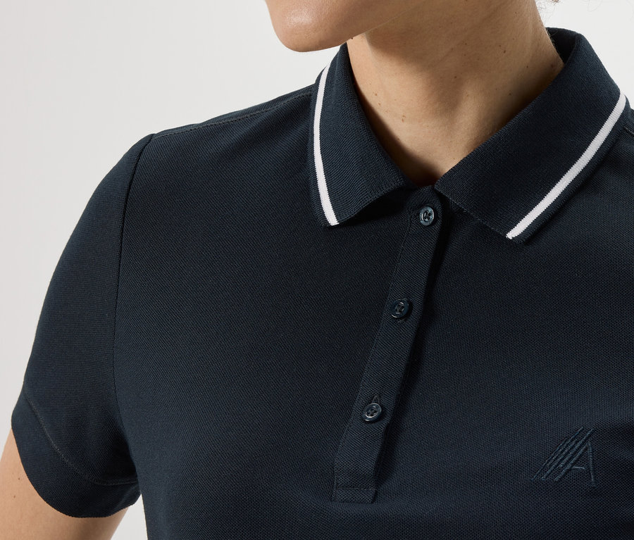 Detailaufnahme eines dunkelblauen Funktionspoloshirts für Damen mit weisser Kragenlinie.