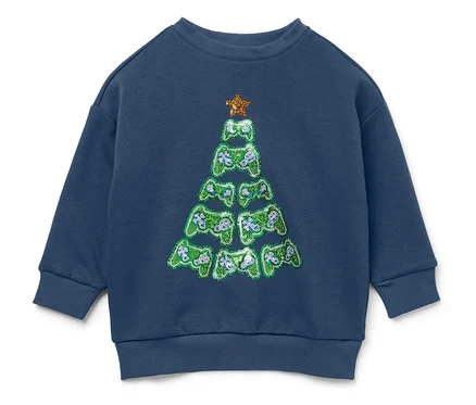 Blauer Pullover mit einem Weihnachtsbaum aus Spielecontrollern und einem Stern oben drauf.