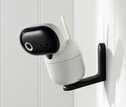 Weißes WLAN-Video-Babyphone »PIP1610« an einer weißen Wand befestigt.