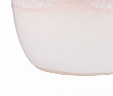 Vier rosa-weiße Kaffeebecher sind in einem Raster angeordnet.