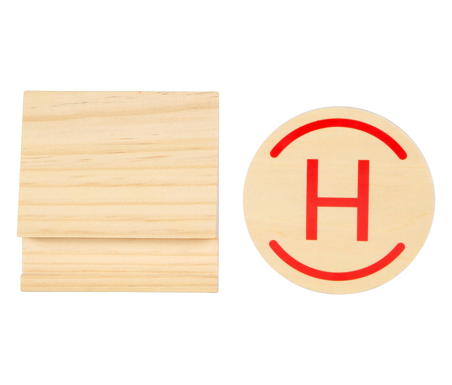 Holzwürfel und ein runder Holzchip mit rotem H.