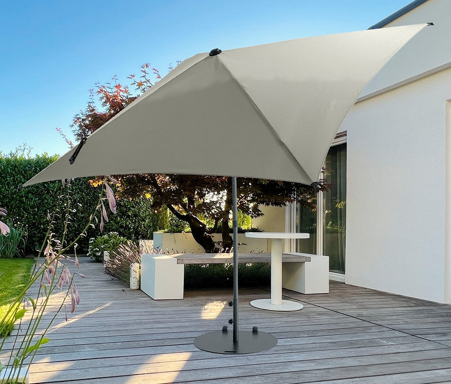 Auf einer Holzterrasse steht ein hellgrauer Leco Marktschirm*, 250 x 250 cm, inklusive Abdeckhaube.