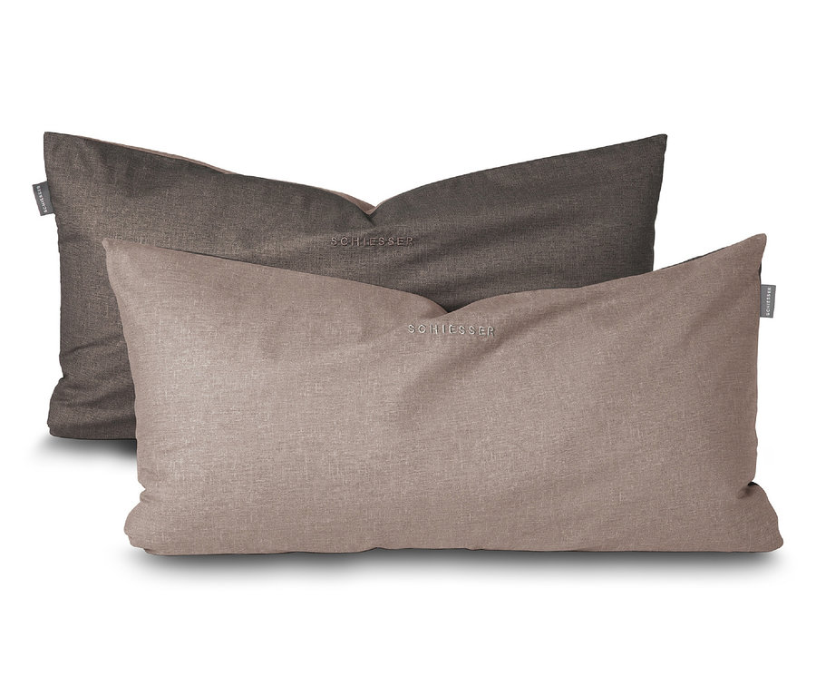 Zwei SCHIESSER Renforcé-Kissenhüllensets »Doubleface«, 2 Stück, 40 x 80 cm, in Taupe/Dunkelgrau liegen auf einem weißen Untergrund.
