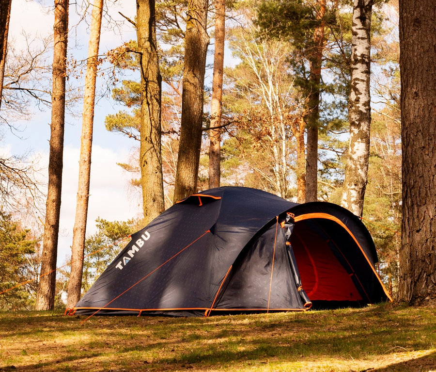 Ein Tambu HAIKA 3 3-Personen-Kuppelzelt steht im Wald.