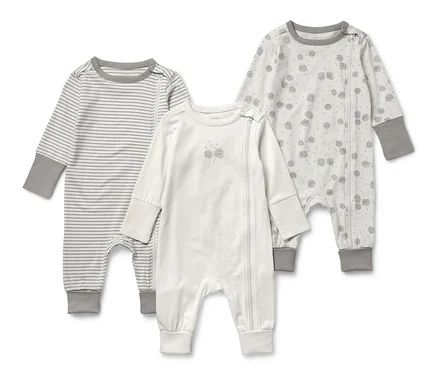Drei Baby-Schlafanzüge mit langen Ärmeln. Einer gestreift, einer mit Blumendruck und einer weiß.