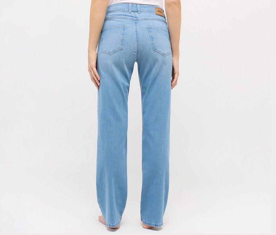 Person von hinten, trägt hellblaue Angels Jeans »Lara« Straight Fit.