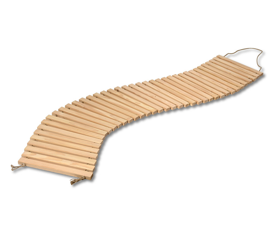 Mobiler Gartenweg aus hellem Holz liegt auf einem weißen Hintergrund.