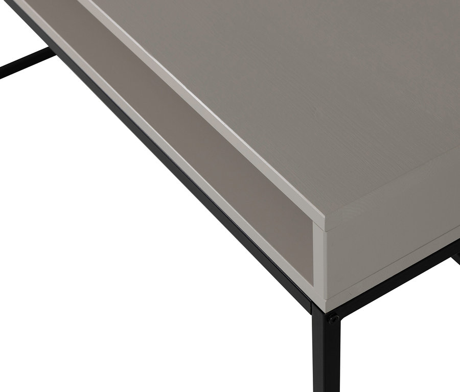 Detailansicht eines grauen Tisches mit schwarzem Metallgestell.