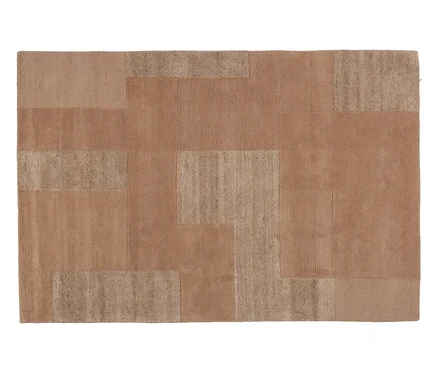 Ein beiger Teppich mit einem geometrischen Patchwork-Muster.