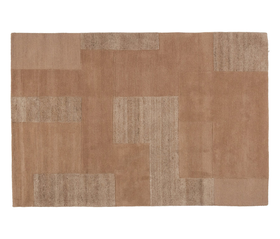 Ein beiger Teppich mit einem geometrischen Patchwork-Muster.