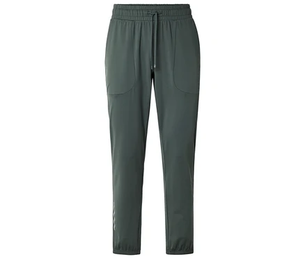 Eine graue Jogginghose mit Kordelzug und Taschen ist vor einem weißen Hintergrund zu sehen.