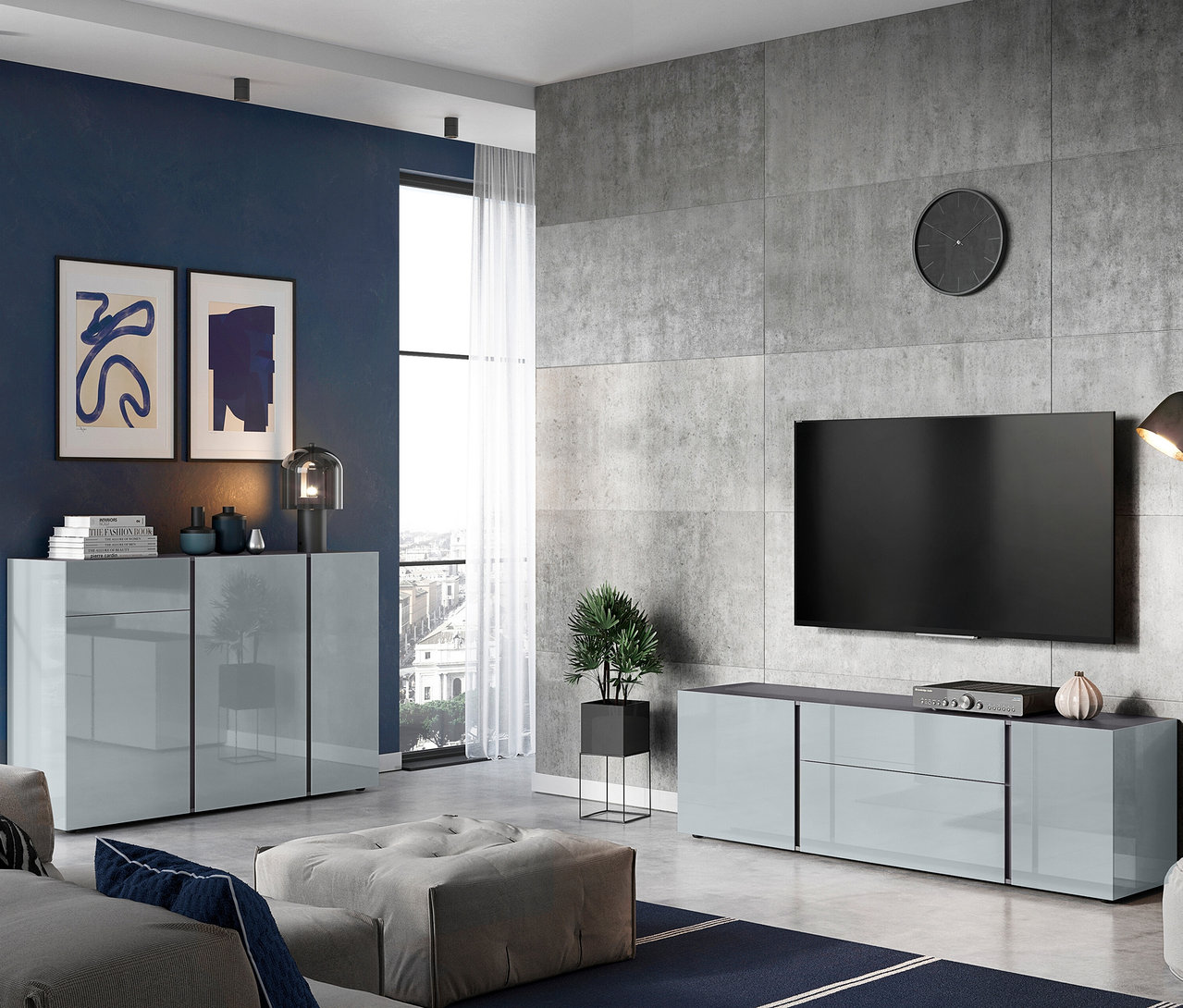 Wohnzimmer mit grauer Couch, Ottoman, zwei grauen Sideboards und einem an der Wand montierten Fernseher.