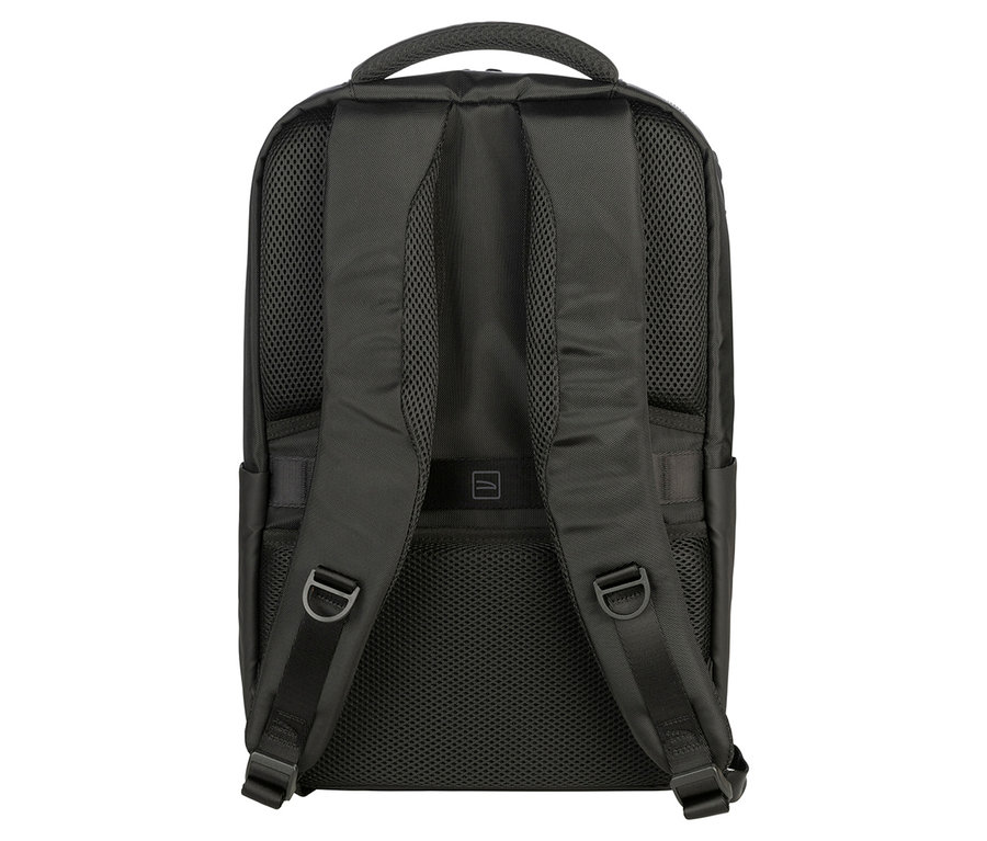 Nahaufnahme der Rückseite eines schwarzen Rucksacks mit Griff und verstellbaren Trägern.