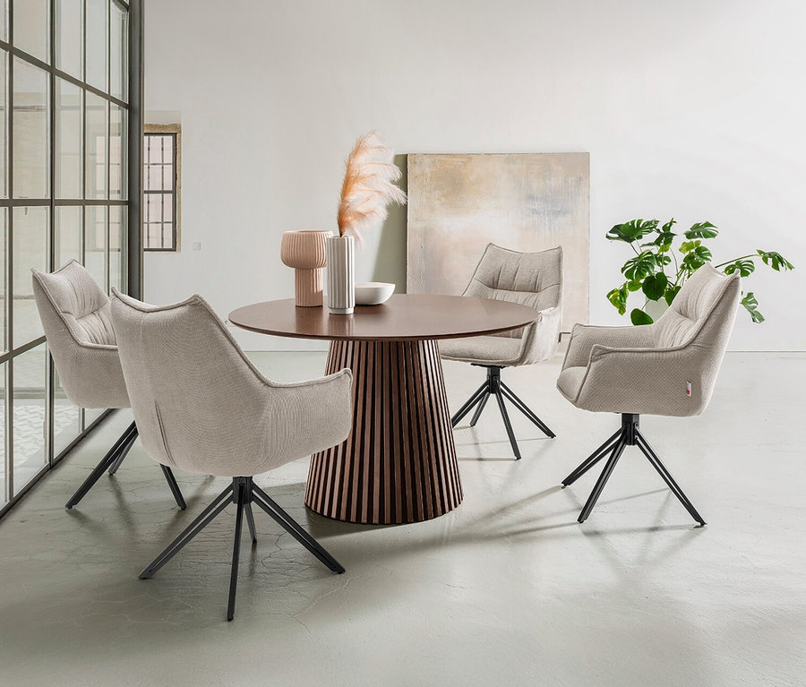 Vier Stühle um einen runden deVries Esstisch »Barletta« Black Oak mit 120 cm Durchmesser.