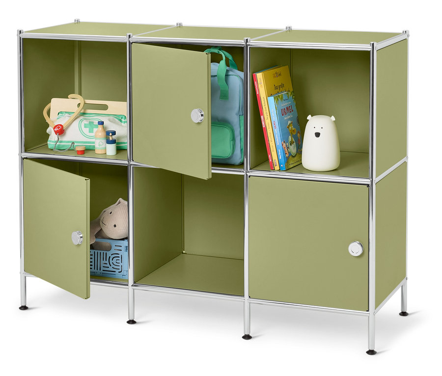 Grünes Regal mit Spielsachen, Büchern und einer Tasche.