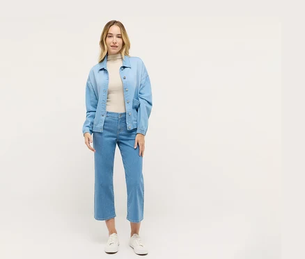 Frau trägt einen Angels Denim Blouson und passende Jeans.