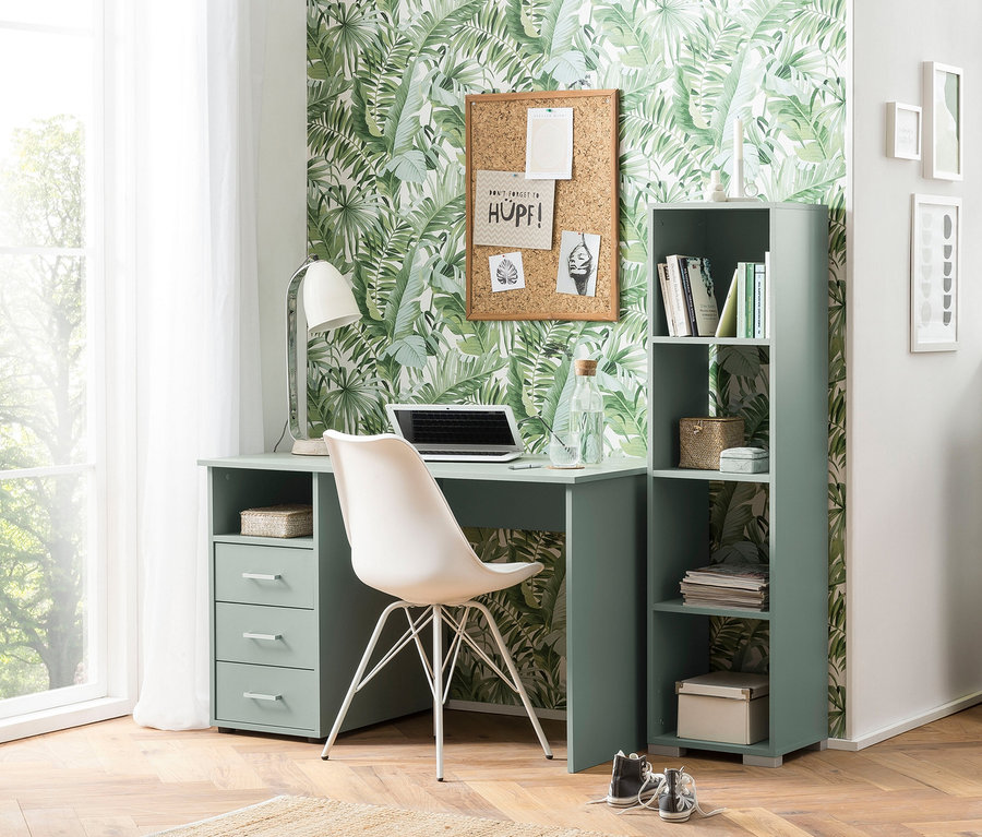 Ein hellgrüner Schreibtisch mit einem Laptop, einer Wasserflasche und einer Lampe davor. Ein weißer Stuhl steht vor dem Schreibtisch.