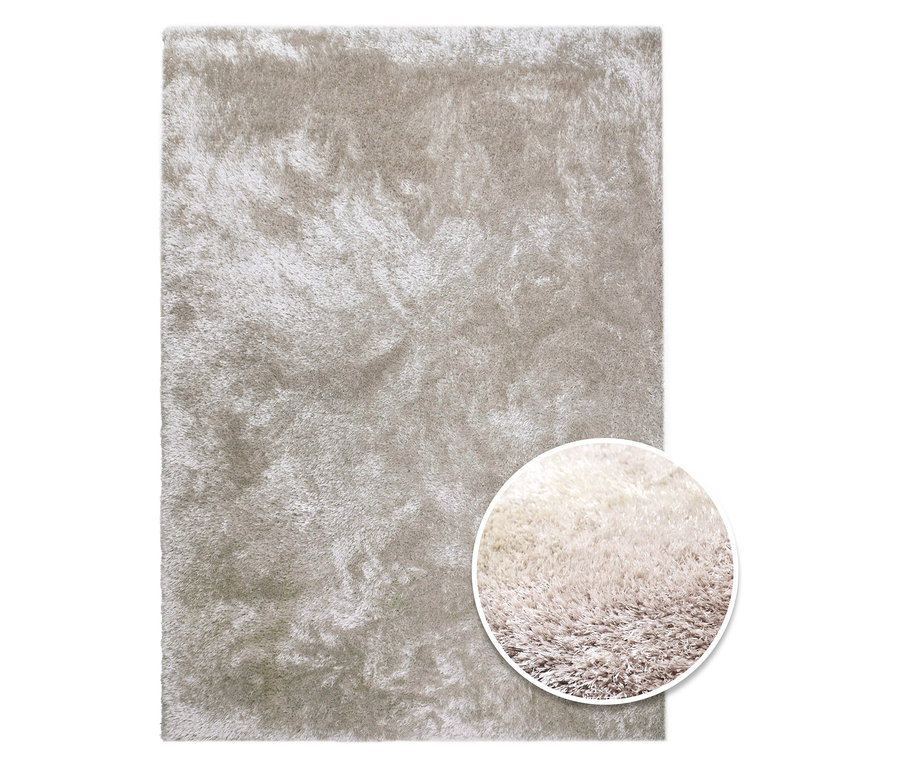 Nahaufnahme eines creme-farbenen Teppichs »Silky«.