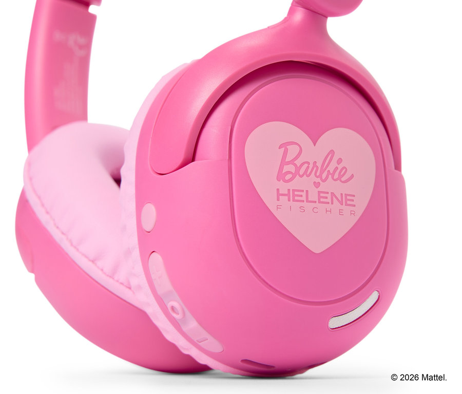 Nahaufnahme eines pinken Barbie-Kopfhörers mit dem Schriftzug "Barbie HELENE FISCHER" in einem hellrosa Herz.