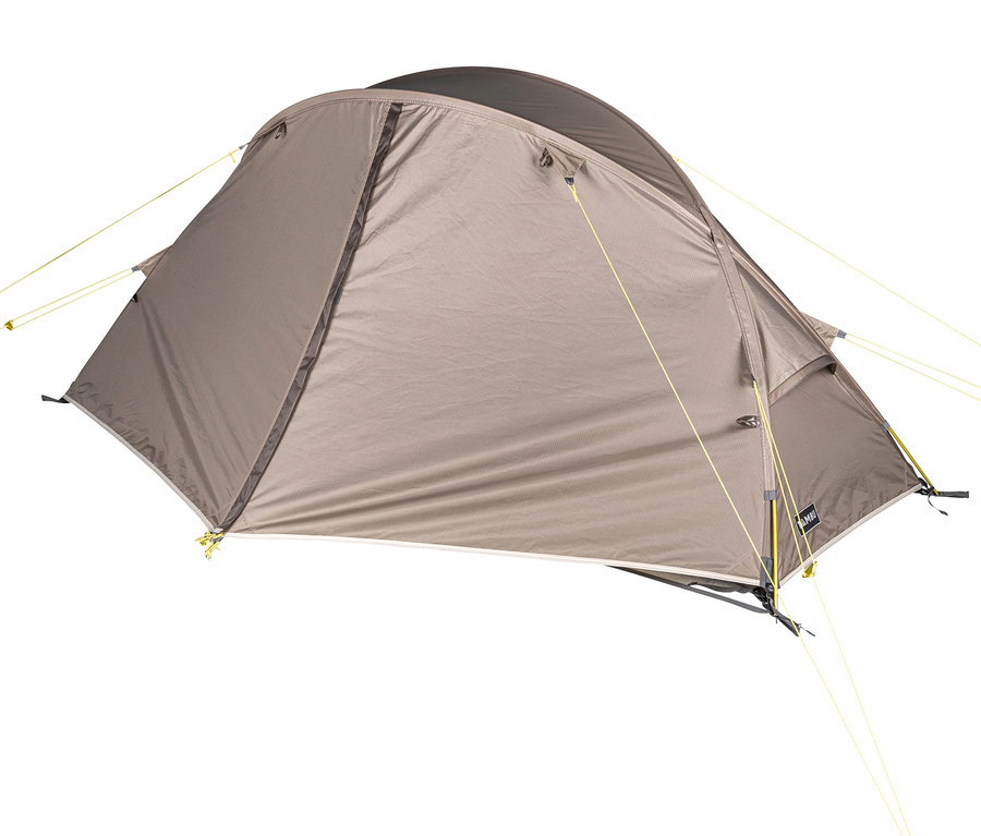 Das aufgebaute, beige Tambu 1-Personen-Trekkingzelt »ANDITO 1« ist mit gelben Seilen abgespannt.