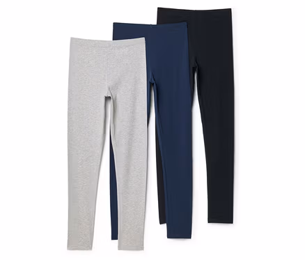 Drei Leggings in Grau, Dunkelblau und Schwarz liegen übereinander auf einem weißen Hintergrund.