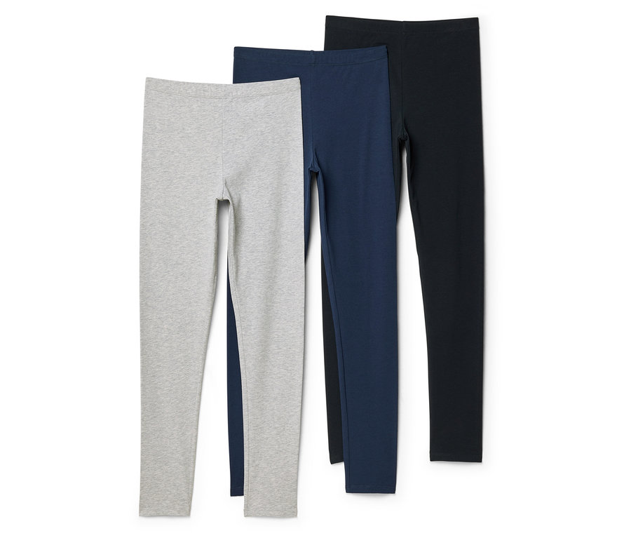 Drei Leggings in Grau, Dunkelblau und Schwarz liegen übereinander auf einem weißen Hintergrund.