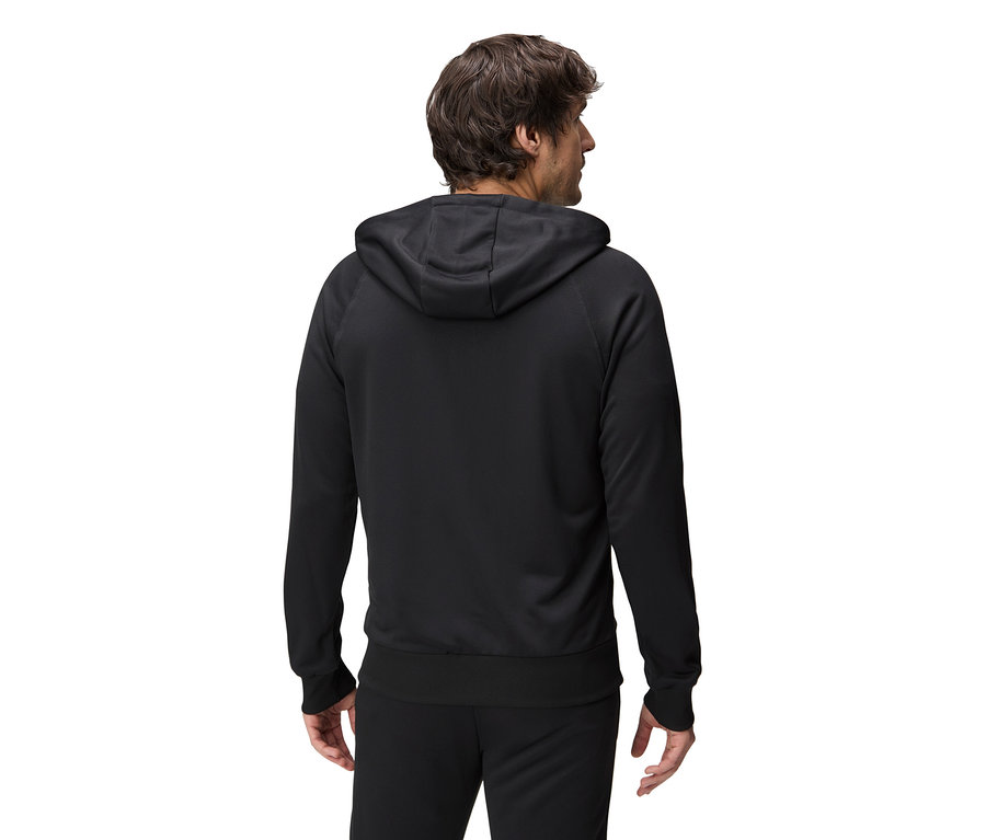 Rückansicht eines Mannes mit braunen Haaren, der einen schwarzen Hoodie und eine schwarze Hose trägt.