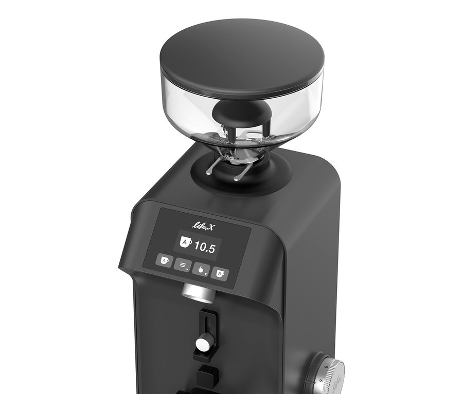 Nahaufnahme einer schwarzen Life X Kaffeemühle vor einem weißen Hintergrund.
