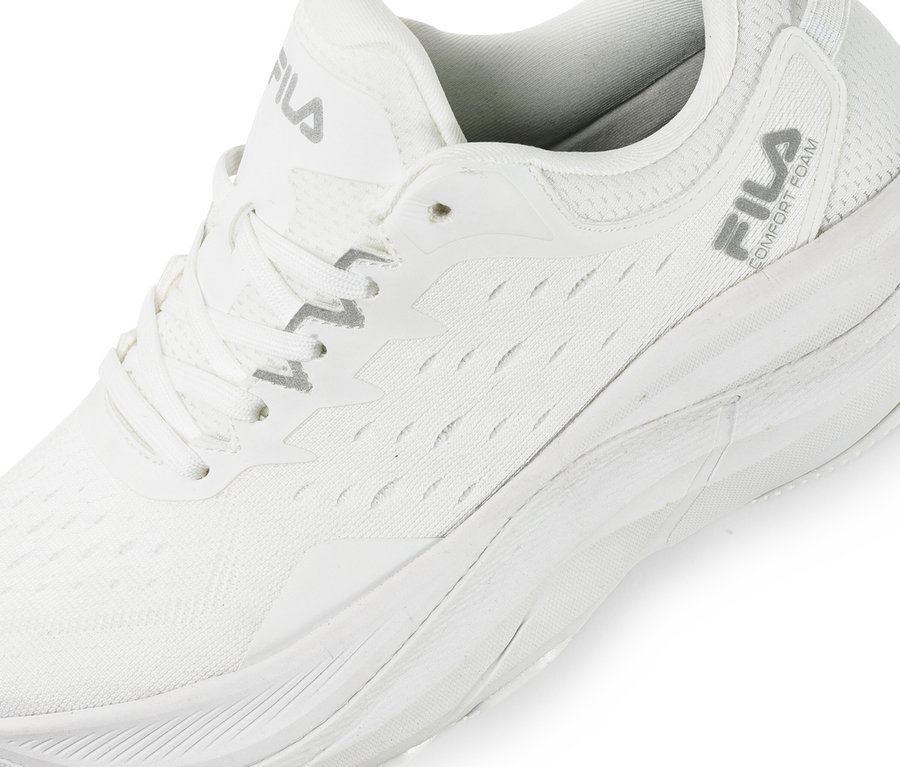 Nahaufnahme eines einzelnen, weißen FILA Retron Damen-Sneakers.
