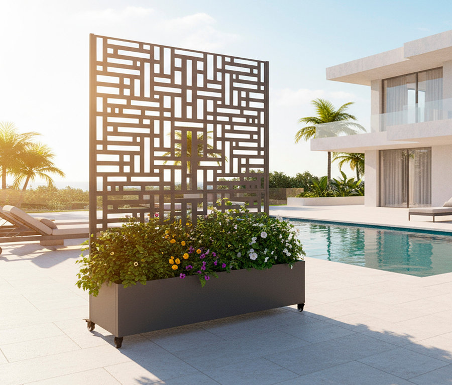 Blumenkasten mit geometrischem Sichtschutz vor einem Pool und einem modernen Haus.