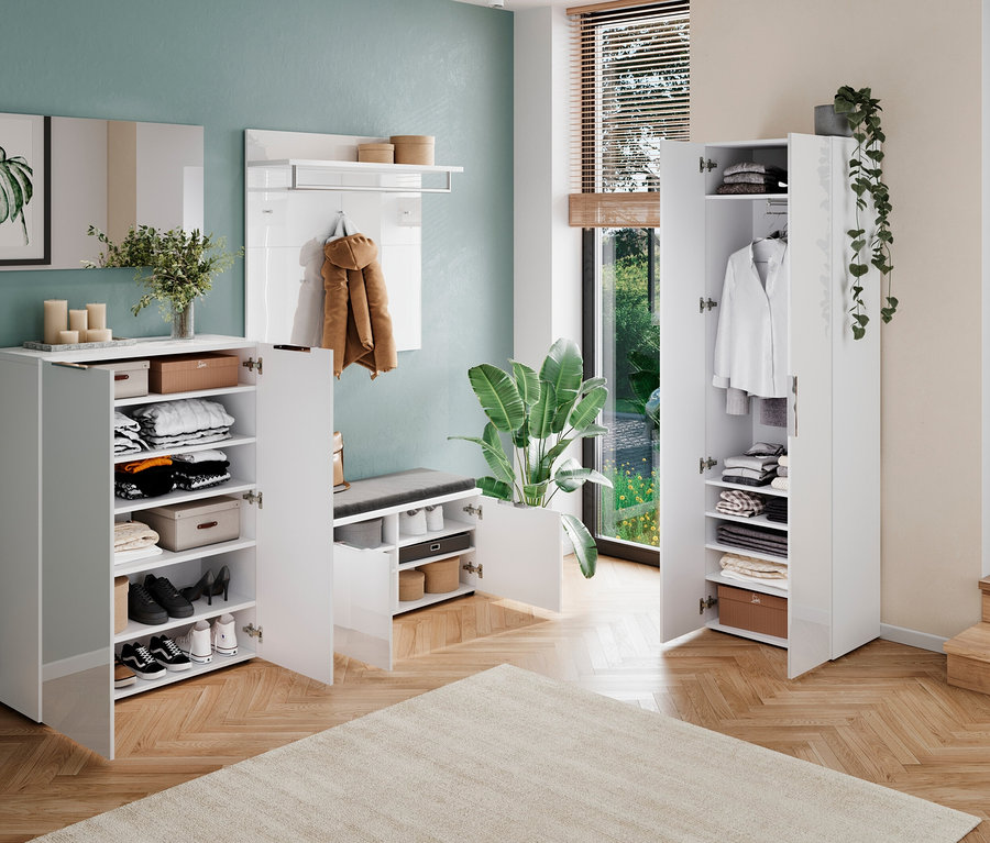 Eingangsbereich mit offenem Schuhschrank gefüllt mit Schuhen und Kleidung, Garderobenpaneel mit Jacke, Bank mit Kissen und offenem Kleiderschrank mit Kleidung.