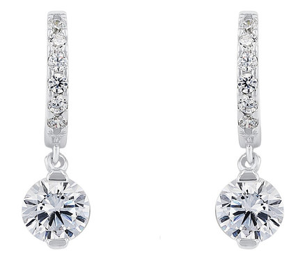 Nahaufnahme von Amor Ohrschmuck mit Herz-Motiv, silberfarben und mit kleinen Zirkonia-Steinen besetzt.
