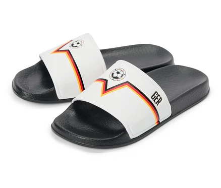 Zwei Deutschland-Sandalen mit Fußball- und Länderflaggen-Design liegen auf einem weißen Hintergrund.
